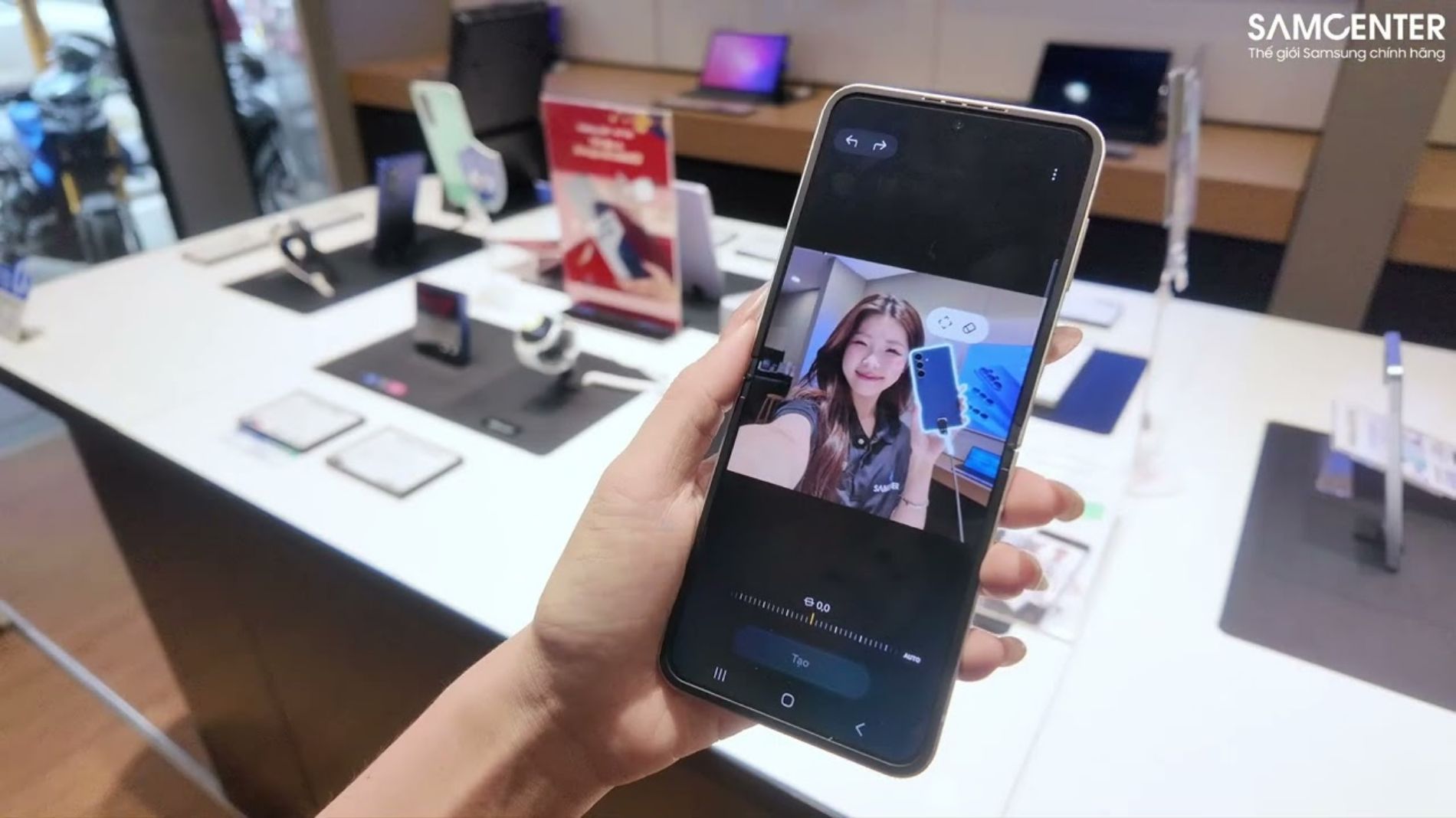 Hình ảnh cho danh mục Samsung Galaxy Z Flip 7 FE: Máy Xịn Nhưng Chả Hiểu Sao Cứ Bị Cho Ra Rìa!